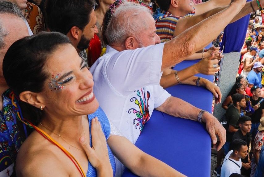 Raquel Lyra e Lula durante o desfile do Galo da Madrugada.
