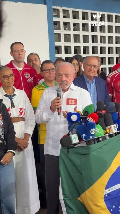 Lula entre apoiadores
