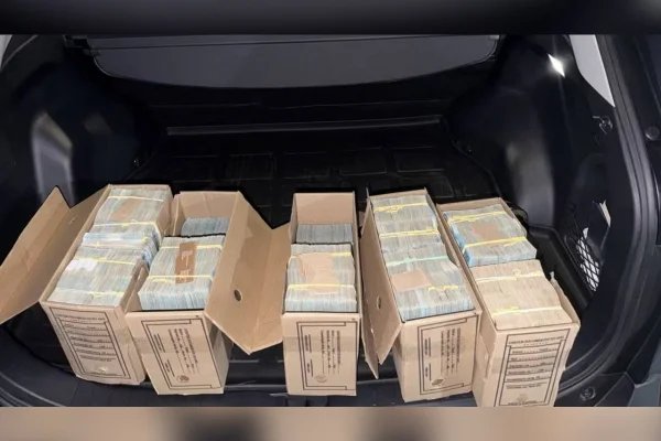 Caixas com dinheiro encontradas pela PF